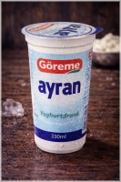 Koel geserveerde Turkse zuivel drank.